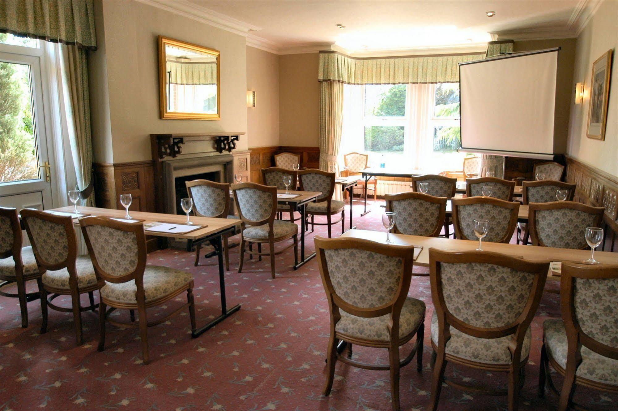 The Lodge Duxford Business bilde